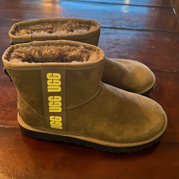 UGG boots - Picture 1 of 4
